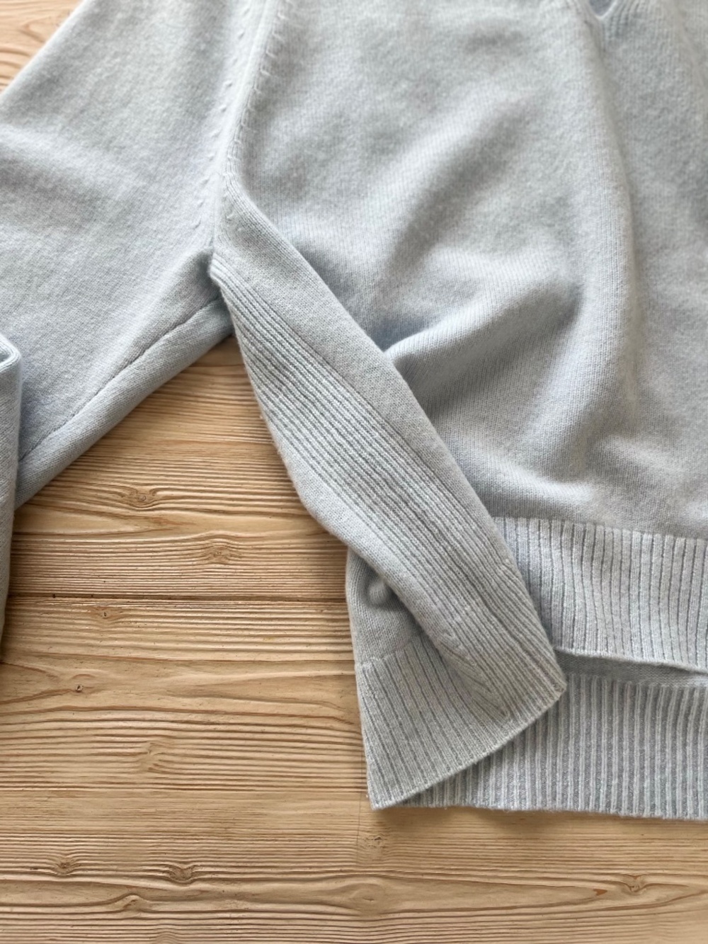 Vince 100% Cashmere Light Blue V-Neck Sweater – Size L - Picture 3 of 5
